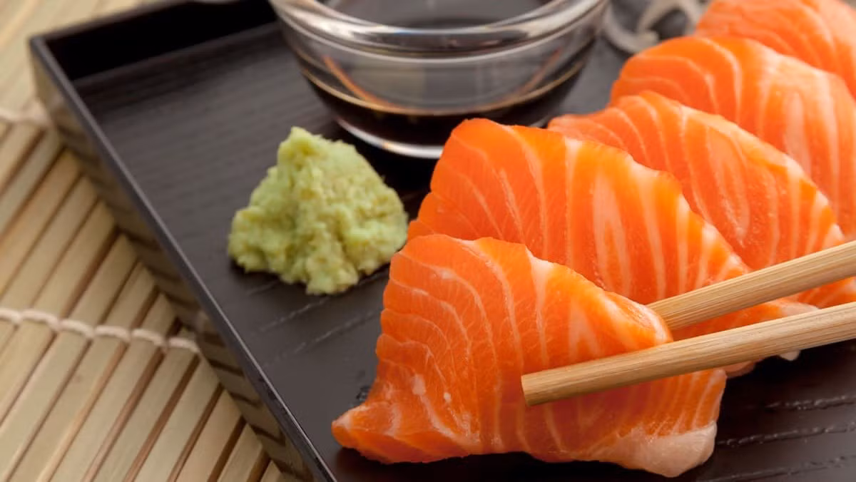 Cá hồi cung cấp nguồn omega-3 có lợi trực tiếp cho tế bào tim.