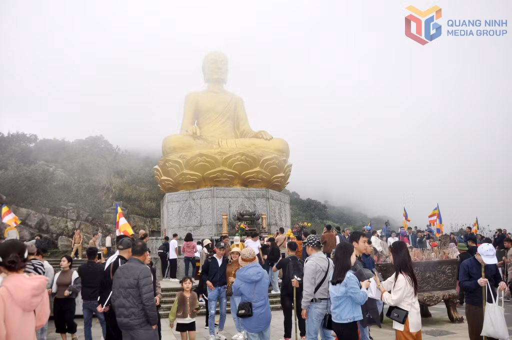 Bảo tượng Phật hoàng Trần Nhân Tông tại khu An Kỳ Sinh Yên Tử.