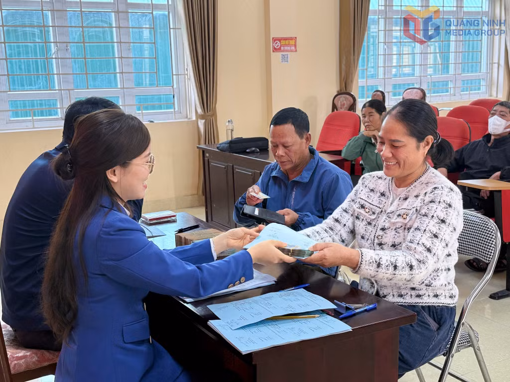 Hộ gia đình ông Nguyễn Văn Vương, thôn Trung Sơn, xã Quảng Tân nhận vốn vay Quỹ Hỗ trợ nông dân tỉnh cho dự án "Nuôi gà thương phẩm".