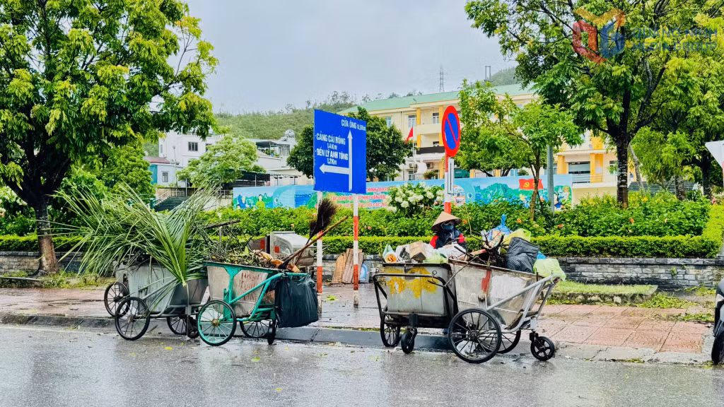 Đơn vị vệ sinh môi trường thu gom rác thải tại đặc khu Vân Đồn.