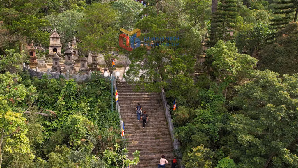 Du khách trải nghiệm hành trình leo hàng nghìn bậc đá trong sương mờ trên hành trình về với đỉnh thiêng Yên Tử