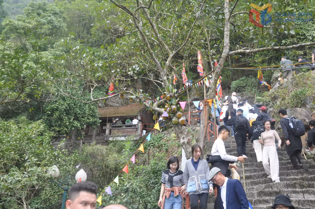 Mùa xuân, khách đổ về du xuân trảy hội tại các di tích Yên Tử, Bạch Đằng, Nhà Trần.