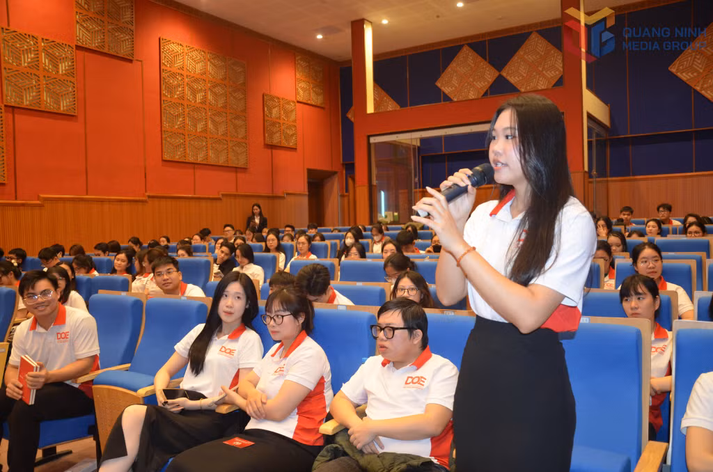 Sinh viên nhà trường trao đổi với nhà tuyển dụng Techcombank về cơ hội việc làm tại workshop chủ đề về định hướng nghề nghiệp, kỹ năng mềm.