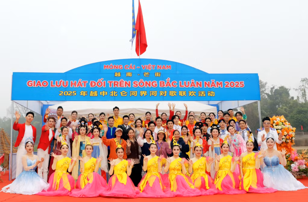 Thanh niên phường Móng Cái 1 (tỉnh Quảng Ninh, Việt Nam) và TP Đông Hưng (Khu tự trị dân tộc Choang Quảng Tây, Trung Quốc) chụp ảnh trước buổi giao lưu (12-2025). Ảnh: Tạ Quân