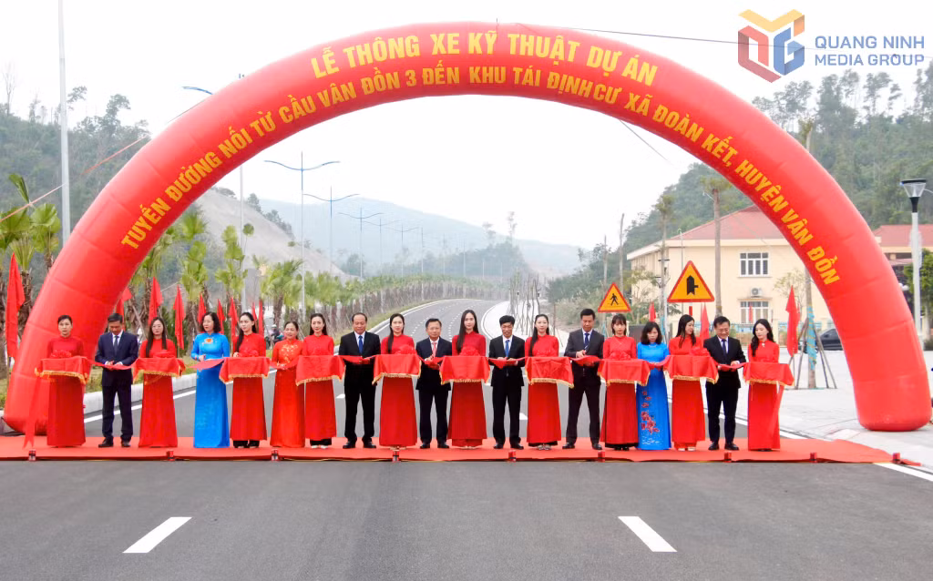 Các đại biểu cắt băng thông xe kỹ thuật dự án tuyến đường nối cầu Vân Đồn 3 đến khu tái định cư Đoàn Kết.
