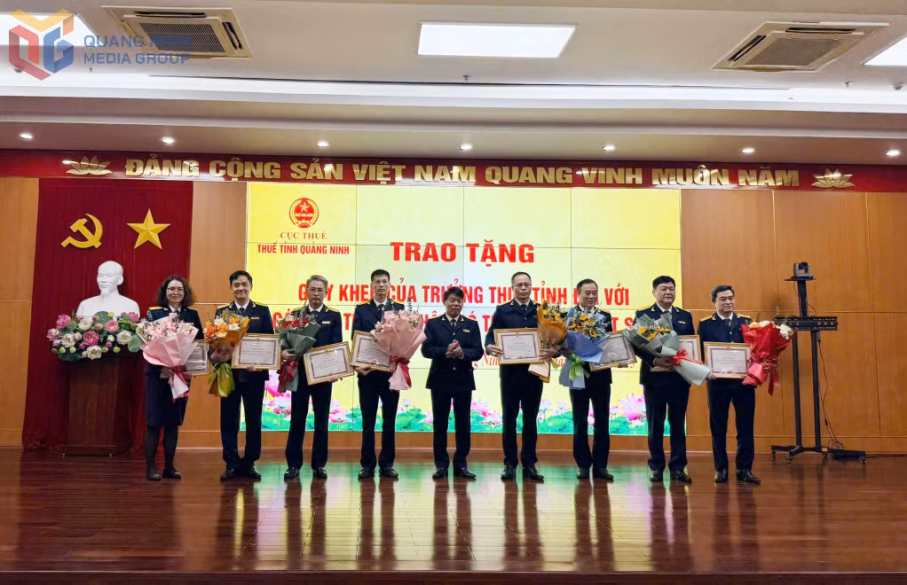 Các tập thể có thành tích xuất sắc trong công tác thực hiện dự toán ngân sách được tặng giấy khen.