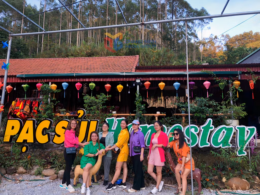Du khách đến thăm quan, nghỉ dưỡng tại homestay Pạc Sủi.
