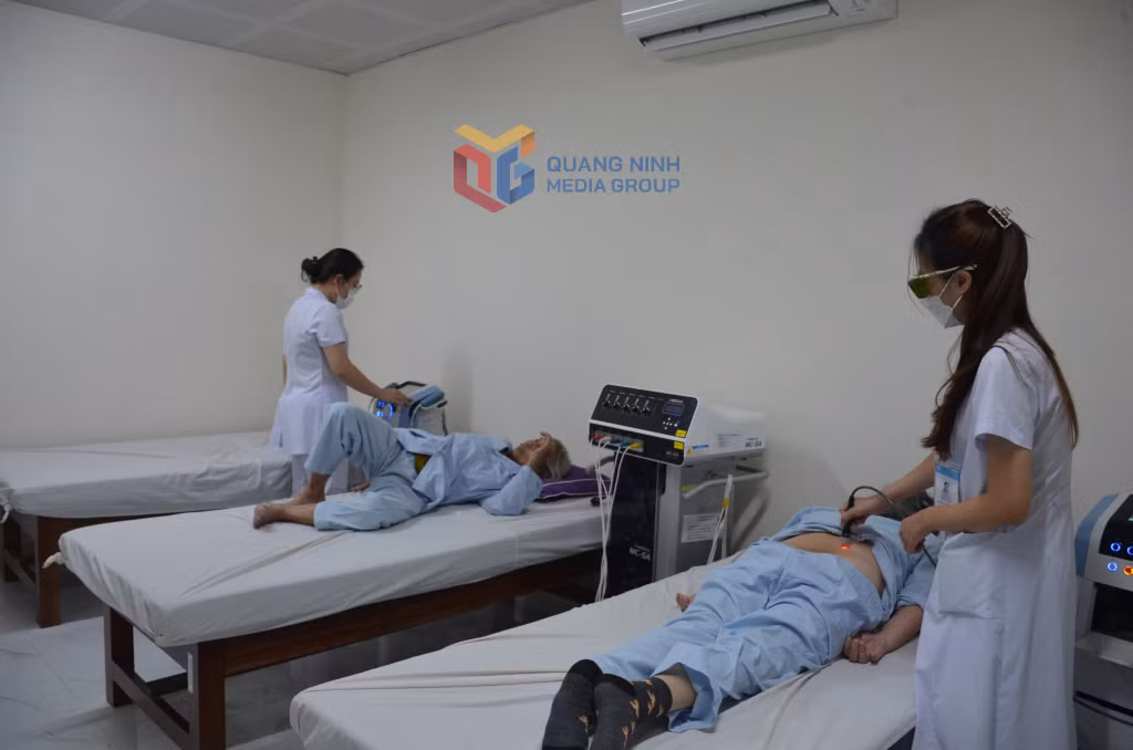 Các y, bác sĩ Bệnh viện Lão khoa-Phục hồi chức năng Quảng NInh điều trị cho người cao tuổi (Ảnh: Nguyễn Hoa)