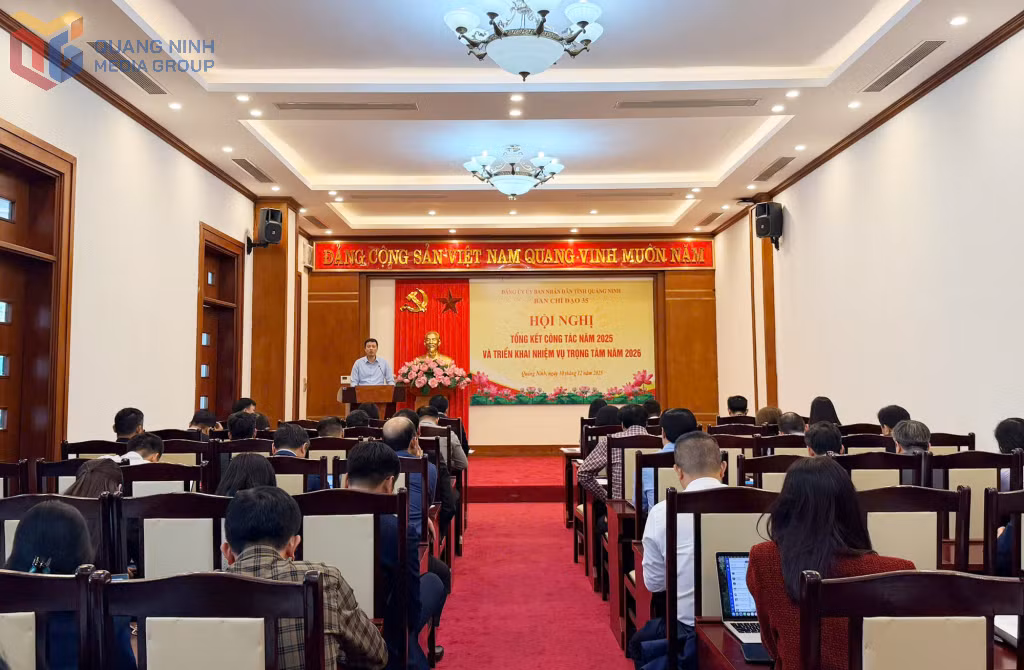 Các đại biểu tham luận tại hội nghị.
