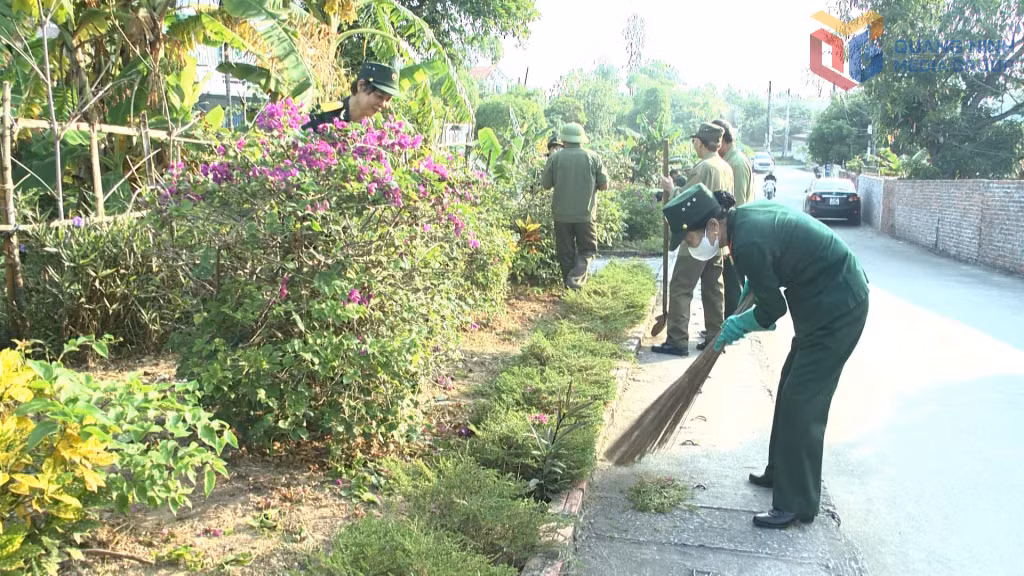 Hội viên Hội CCB phường Việt Hưng tham gia vệ sinh môi trường.