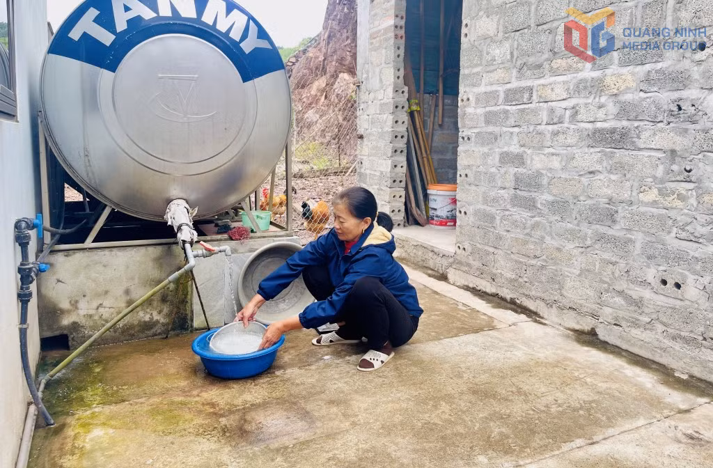 Người dân thôn Khe Lọng Ngoài (xã Ba Chẽ) vui mừng được sử dụng nguồn nước từ công trình nước sạch tập trung. Ảnh: Đinh Hằng.