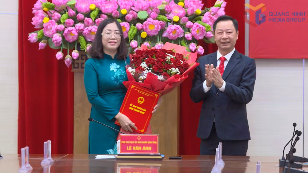 Đồng chí Lê Văn Ánh, Phó Chủ tịch UBND tỉnh trao quyết định Giám đốc Sở Tư pháp cho đồng chí Nguyễn Thị Huệ.