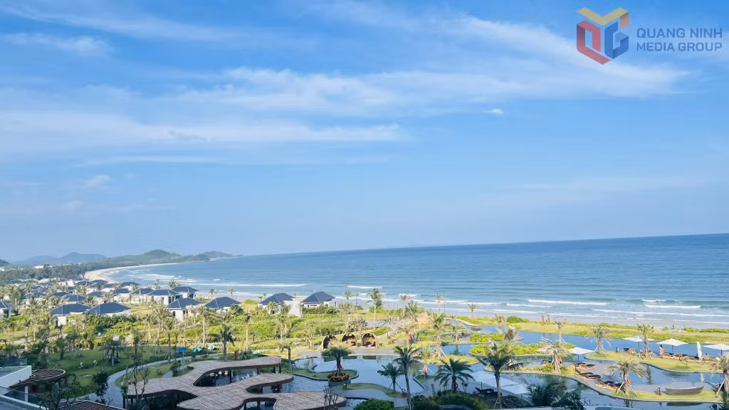 Khu vực bãi biển khách sạn Angsana Quan Lạn.