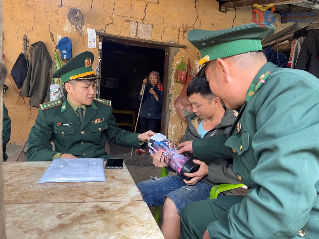 Đồn BPCK Hoành Mô (Ban chỉ huy BĐBP tỉnh) phân công cán bộ từng hộ gia đình giáp biên tuyên truyền trực quan để người dân nhận biết các loại hàng cấm.