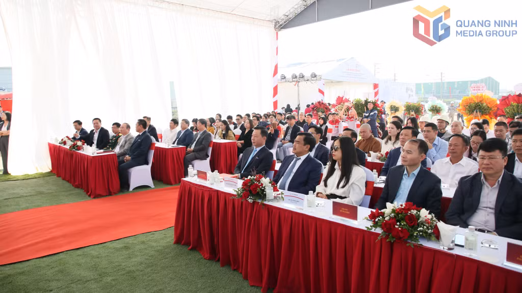 Các đồng chí lãnh đạo tỉnh và các vị đại biểu dự buổi lễ.
