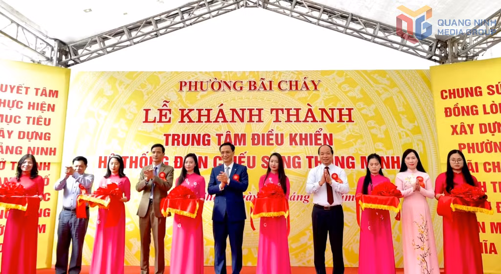 Các đại biểu cắt băng khánh thành Trung tâm quản lý theo dõi, vận hành và điều khiển hệ thống chiếu sáng công cộng trên địa bàn phường.