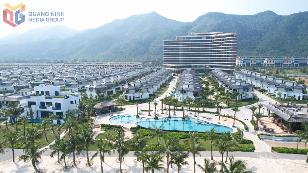 Wyndham Garden Sonasea Vân Đồn là khách sạn 5 sao chuẩn quốc tế đầu tiên đưa vào vận hành tại Vân Đồn.