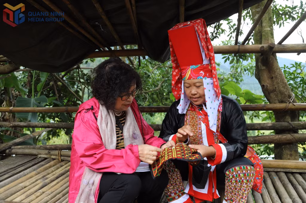 Kỹ thuật thuê thùa trên áo váy của chị em dân bản trở thành sản phẩn du lịch.