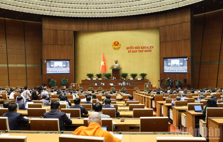 Quang cảnh phiên họp sáng 9/12. (Ảnh: DUY LINH)
