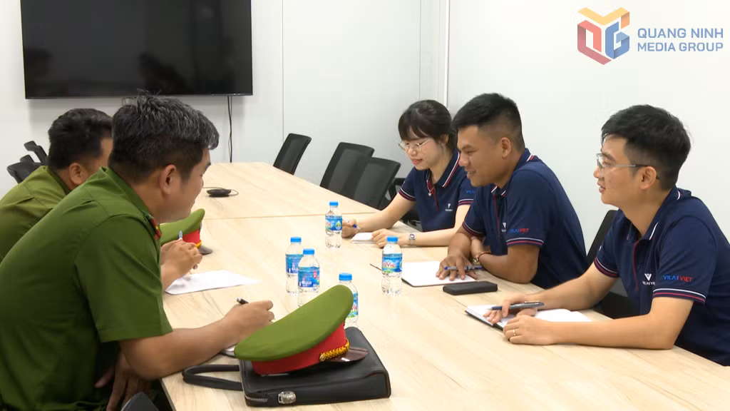 Công an phường Hiệp Hòa tuyên truyền, hướng dẫn đại diện doanh nghiệp, người sử dụng lao động trên địa bàn sàng lọc, phòng ngừa tội phạm ma túy trà trộn ẩn nấp hoạt động. Ảnh: Hồng Việt