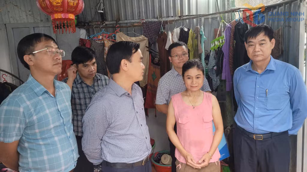 Chủ tịch Công đoàn TKV thăm hỏi, động viên chị Hà Phương Chi sau bão Yagi.