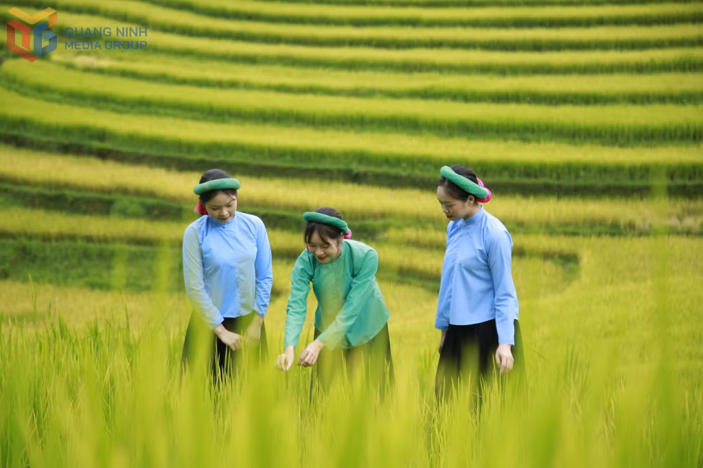 Thiếu nữ Sán Chỉ trong trang phục truyền thống.