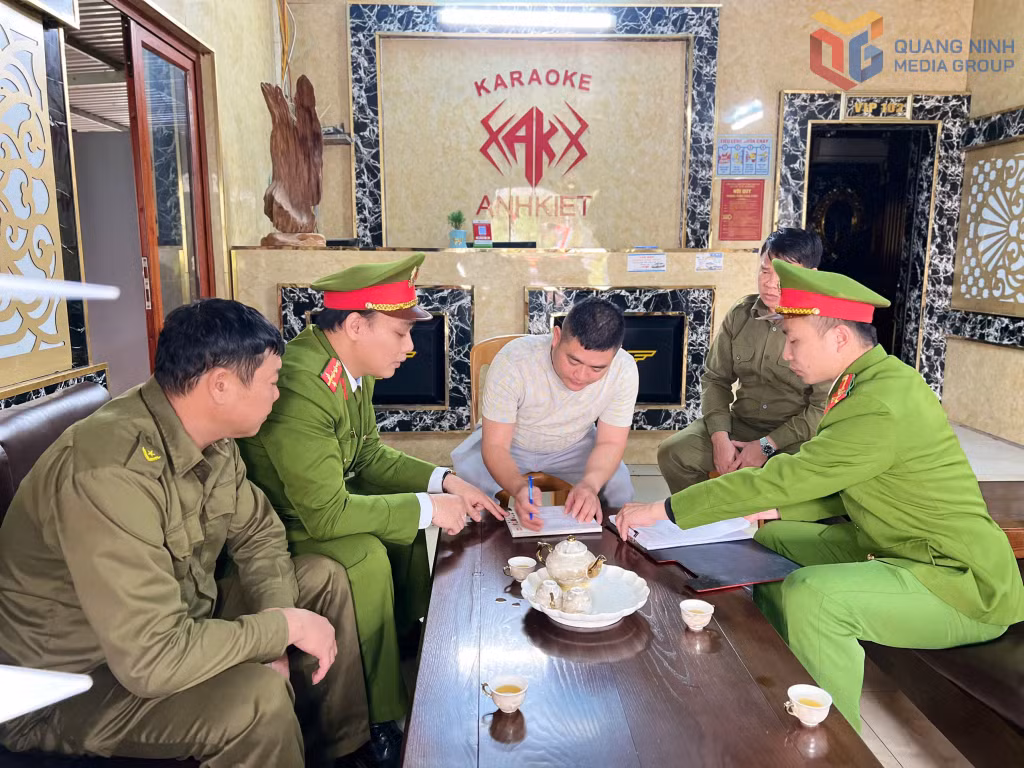 Công an xã Hoành Mô tổ chức cho chủ cơ sở karaoke ký cam kết về phòng chống ma túy.