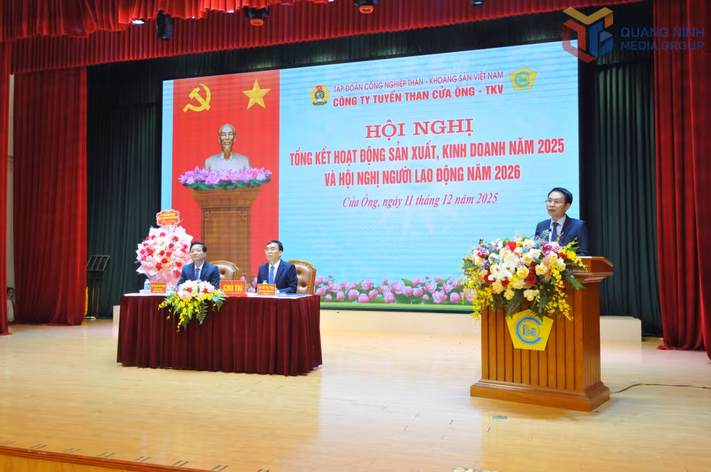 Lãnh đạo Tập đoàn Công nghiệp Than - Khoáng sản Việt Nam phát biểu chỉ đạo tại Hội nghị. 