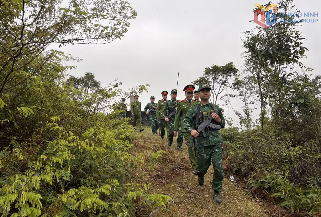 CBCS Đồn Biên phòng Bắc Sơn và Công an xã Hải Sơn phối hợp tuần tra kiểm soát đường biên cột mốc.