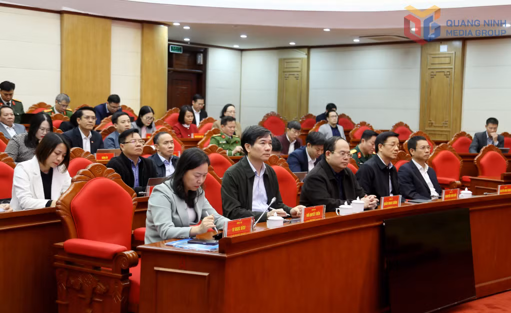 Đồng chí Quản Minh Cường, Bí thư Tỉnh ủy, Trưởng Đoàn ĐBQH tỉnh, Trưởng Ban Chỉ đạo phát triển khoa học công nghệ, đổi mới sáng tạo và chuyển đổi số tỉnh cùng các đại biểu dự hội nghị qua truyền hình trực tuyến.