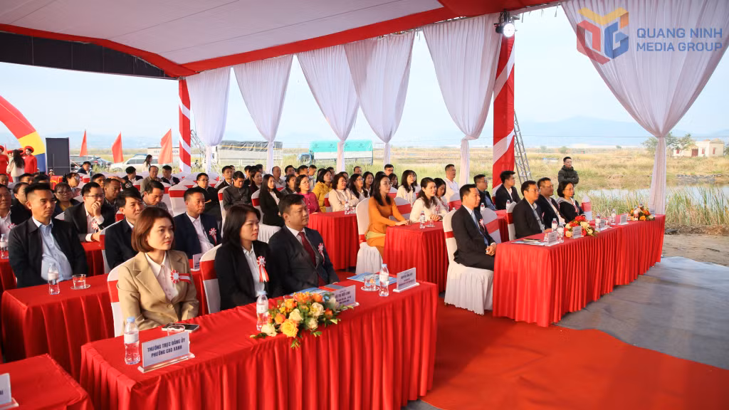 Các đồng chí lãnh đạo tỉnh và đại biểu tới dự lễ khởi công 2 dự án giao thông kết nối khu vực vịnh Cửa Lục.