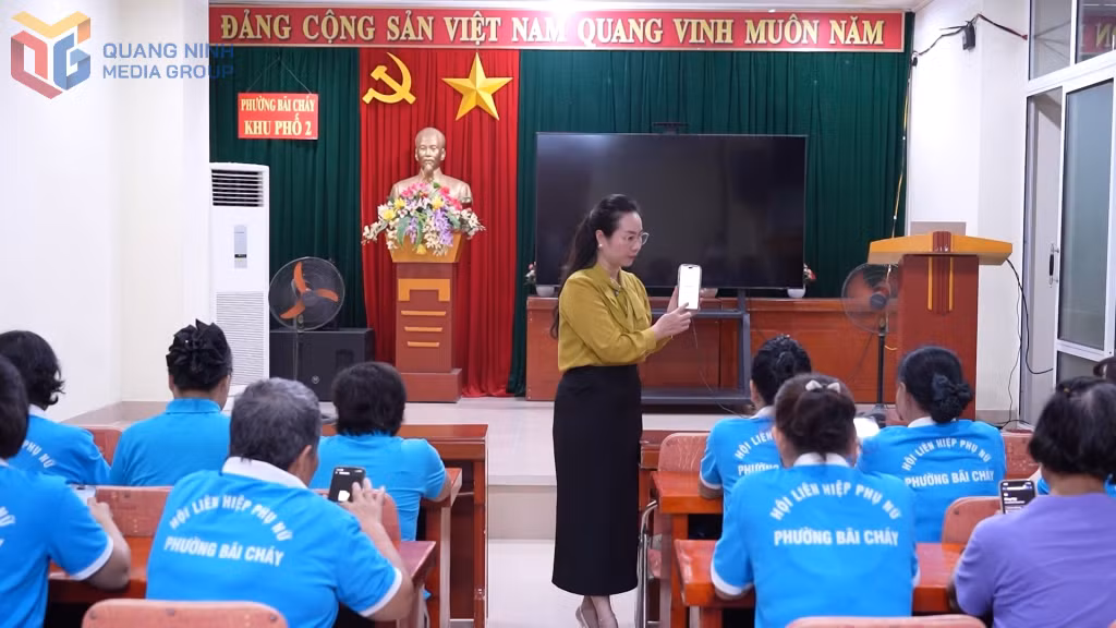 Hội LHPN phường Bãi Cháy tổ chức hướng dẫn các tiện ích số cho hội viên tại khu phố 2.