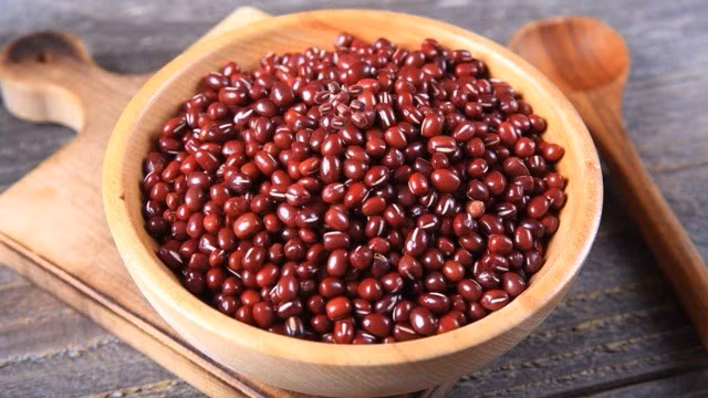 Đậu đỏ hỗ trợ đào thải axit uric hiệu quả qua thận. Ảnh đồ hoạ: Hương Sơn