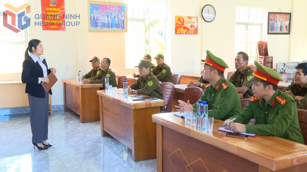 Bà Hoàng Thị Thu Hạnh, Bí thư Chi bộ, Trưởng khu Vĩnh Lâm, cùng lực lượng an ninh cơ sở và công an phường Mạo Khê bàn thảo nội dung tuyên truyền pháp luật cho nhân dân.
