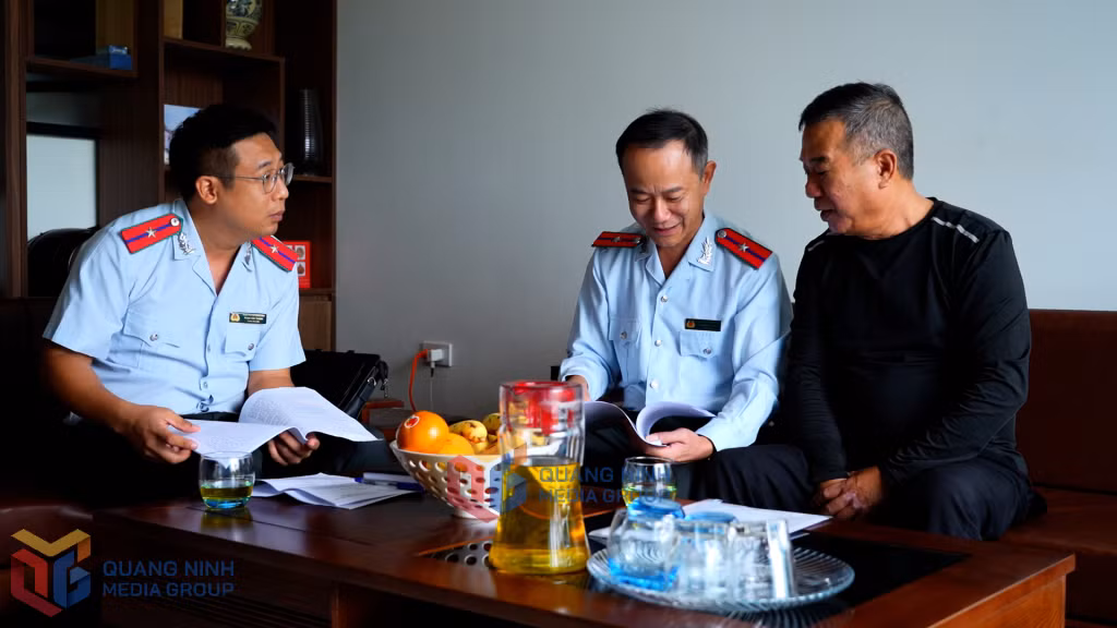 Cán bộ Thanh tra tỉnh làm việc với công dân tại thôn Đông Thành, đặc khu Vân Đồn về nội dung kiến nghị liên quan thu hồi đất. Ảnh: Lê Nam