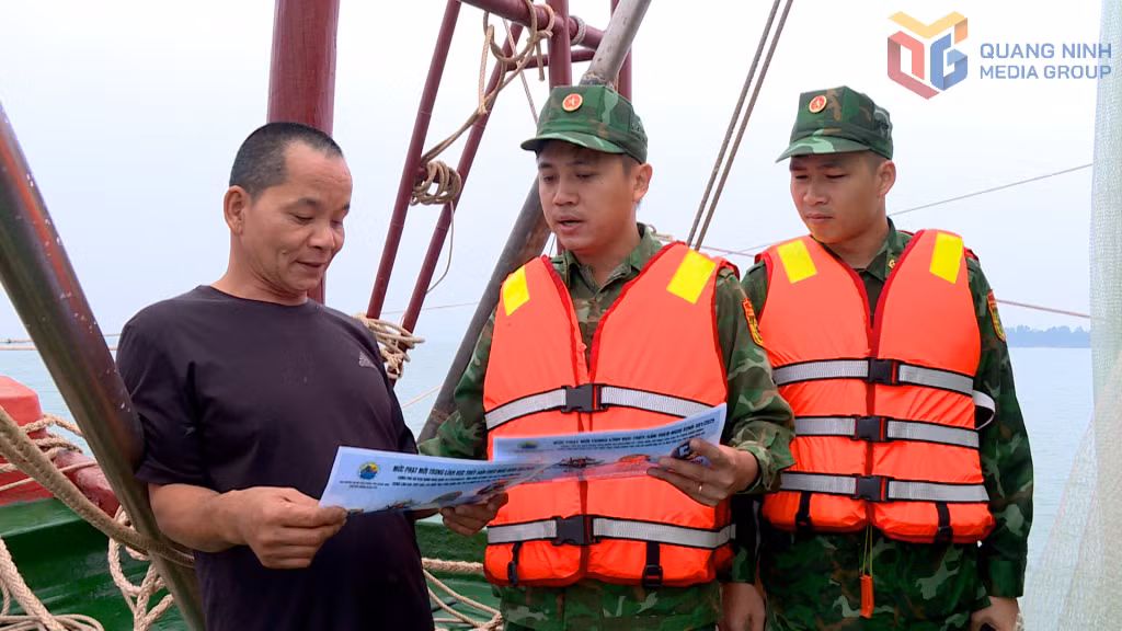 Cán bộ, chiến sĩ Đồn Biên phòng Quảng Đức tuyên truyền, phổ biến quy định chống khai thác IUU cho ngư dân trong quá trình kiểm tra, kiểm soát trên biển. Ảnh Lê Nam