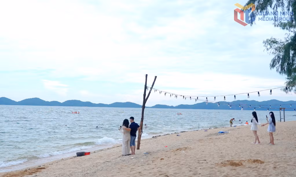 Không gian biển trong lành, hoang sơ tại Cái Chiên thu hút du khách, nhất là vào mùa hè.