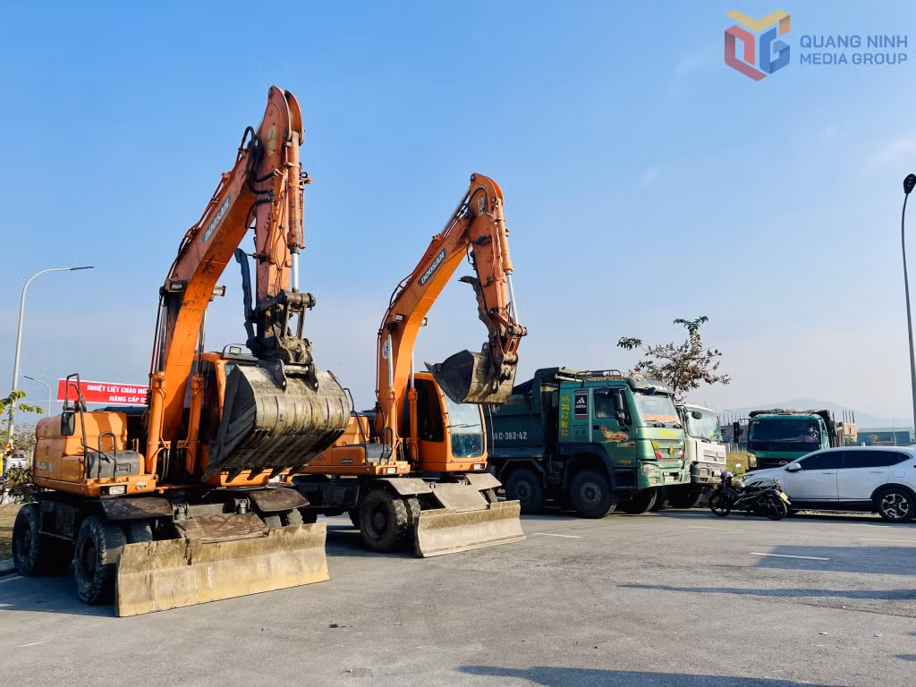 Nhà thầu tập trung máy móc thiết bị sẵn sàng cho việc cải tạo, nâng cấp Quốc lộ 10.