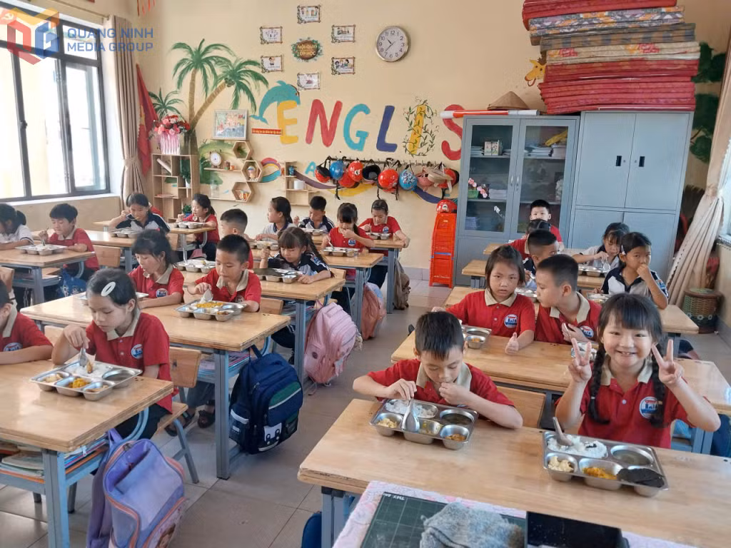 Bữa ăn bán trú của học sinh Trường TH&amp;THCS Vũ Oai (xã Thống Nhất).
