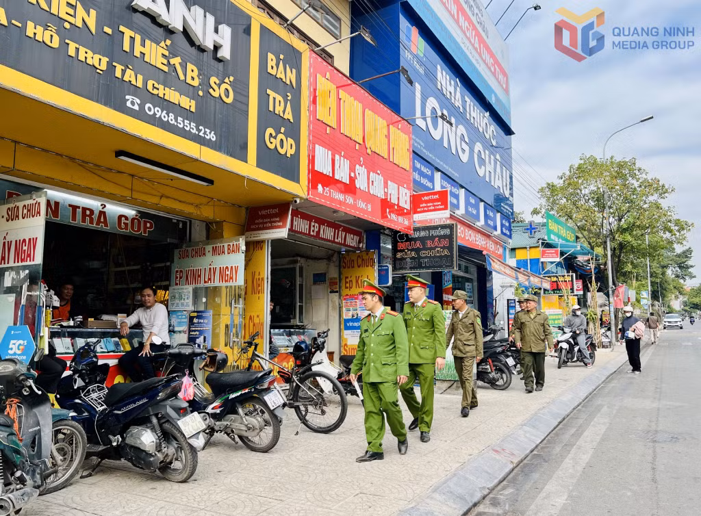 Công an phường Uông Bí đảm bảo trật tự đô thị tại các tuyến đường.