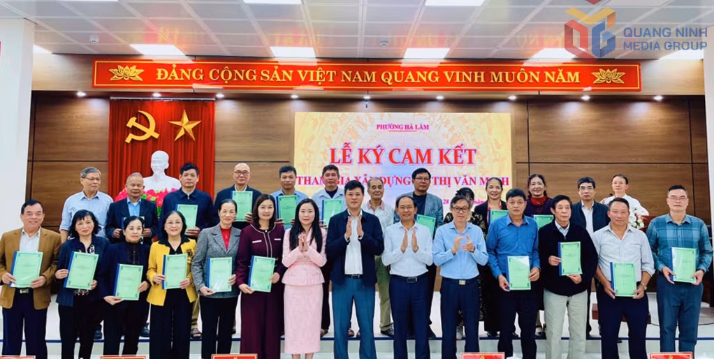 Đại diện 22 khu phố trên địa bàn phường Hà Lầm ký cam kết triển khai các công trình, phần việc theo tinh thần “Mỗi khu phố một công trình, một phần việc vì cộng đồng”.