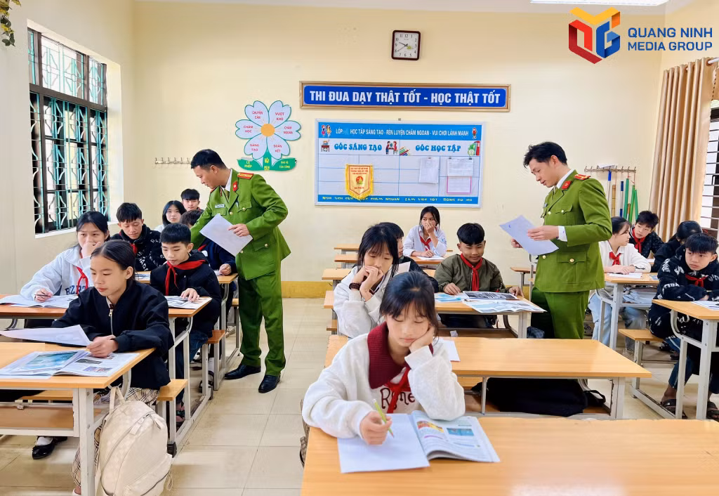 Công an xã tuyên truyền phòng chống ma túy cho học sinh Trường TH&THCS xã Lục Hồn.