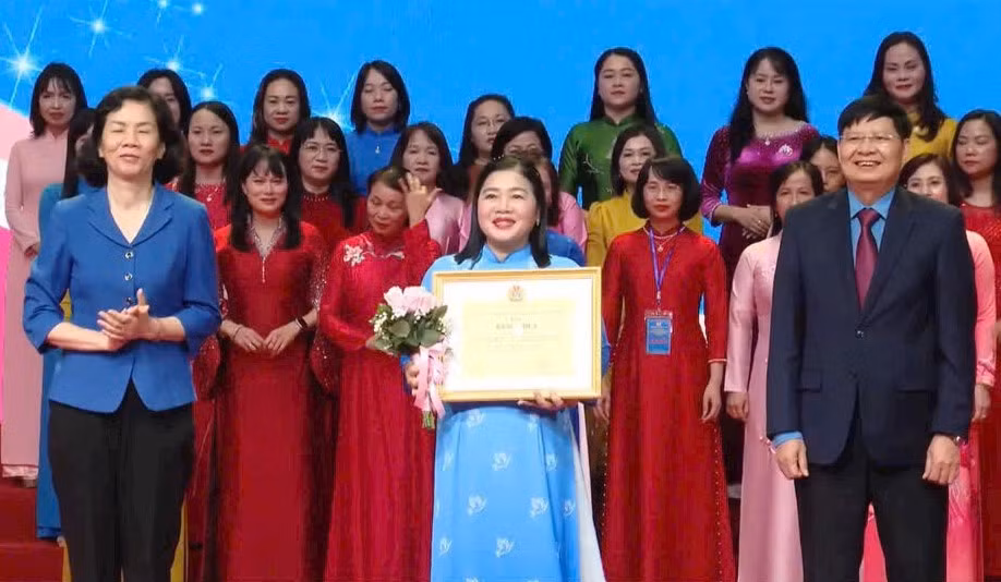 Chị Vũ Thị An vinh dự nhận giải thưởng phong trào “Giỏi việc nước, đảm việc nhà” tại Lễ trao Giải thưởng “Nữ đoàn viên Công đoàn năng động, sáng tạo, trách nhiệm” lần thứ I.