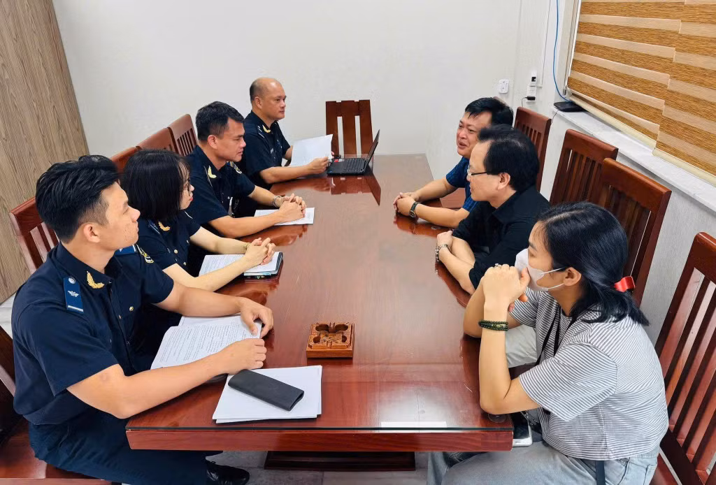 Đoàn công tác Hải quan cửa khẩu cảng Cẩm Phả làm việc trực tiếp với doanh nghiệp gia công - sản xuất xuất khẩu. (Ảnh: Đơn vị cung cấp)