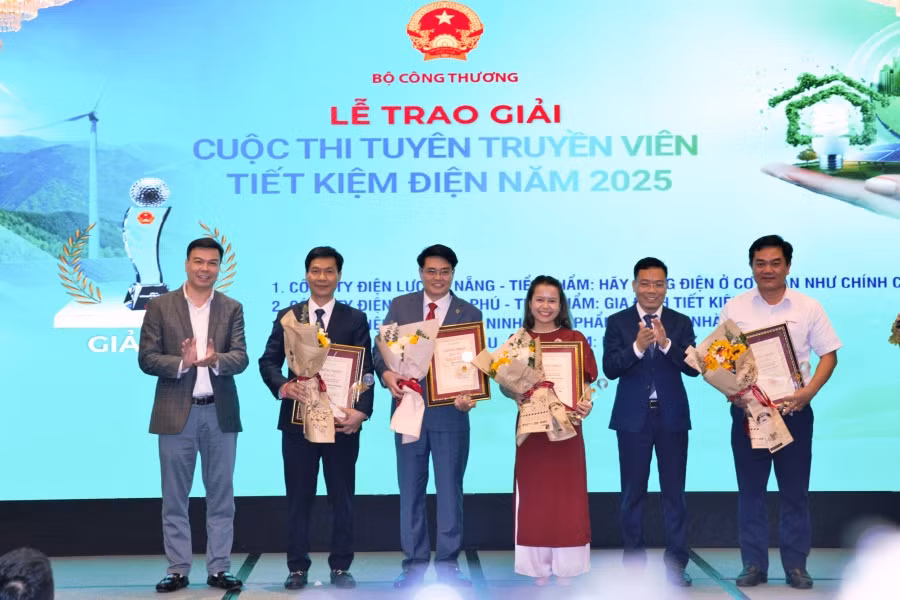 Ông Nguyễn Văn Quý – Phó Giám đốc CTĐL Quảng Ninh (đứng thứ 2 từ trái sang) đại diện đơn vị nhận giải Ba cuộc thi “Tuyên truyền viên Tiết kiệm điện năm 2025”
