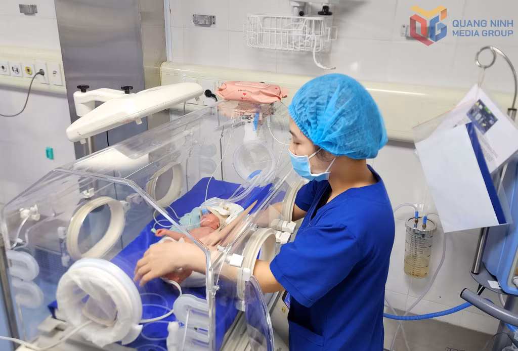 Điều trị, chăm sóc trẻ sinh non tại Khoa Sơ sinh (Bệnh viện Sản Nhi Quảng Ninh).