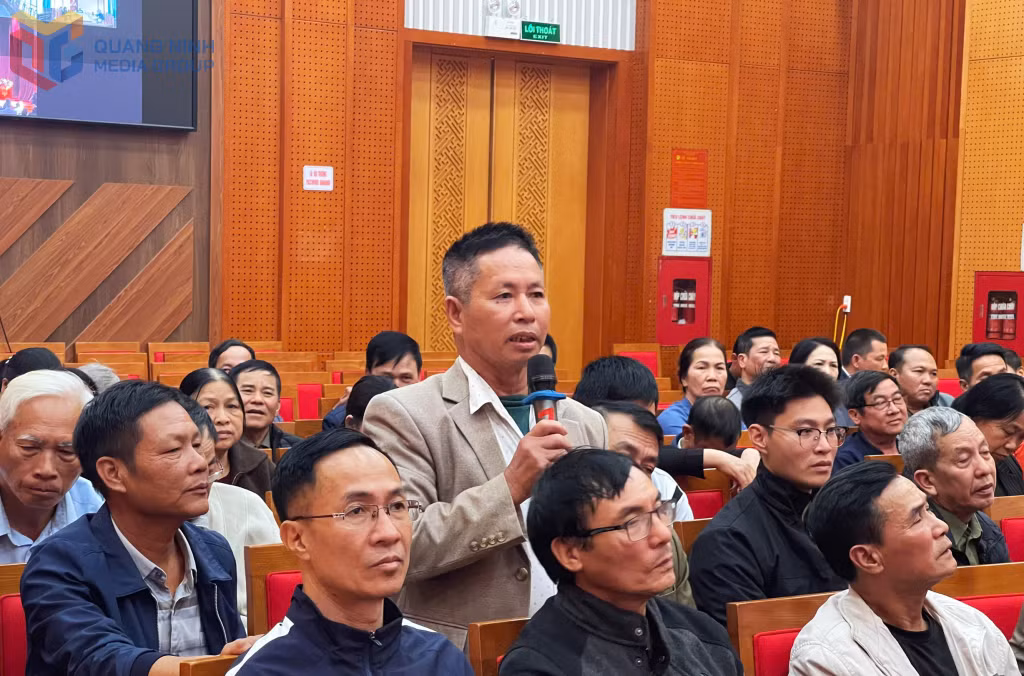 Đại diện cán bộ thôn, khu nêu ý kiến tại hội nghị.