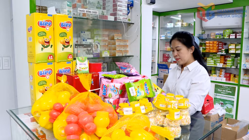 Sở Y tế Quảng Ninh kiểm tra một số sản phẩm thực phẩm chức năng trẻ em tại một nhà thuốc trên địa bàn phường Hạ Long.
