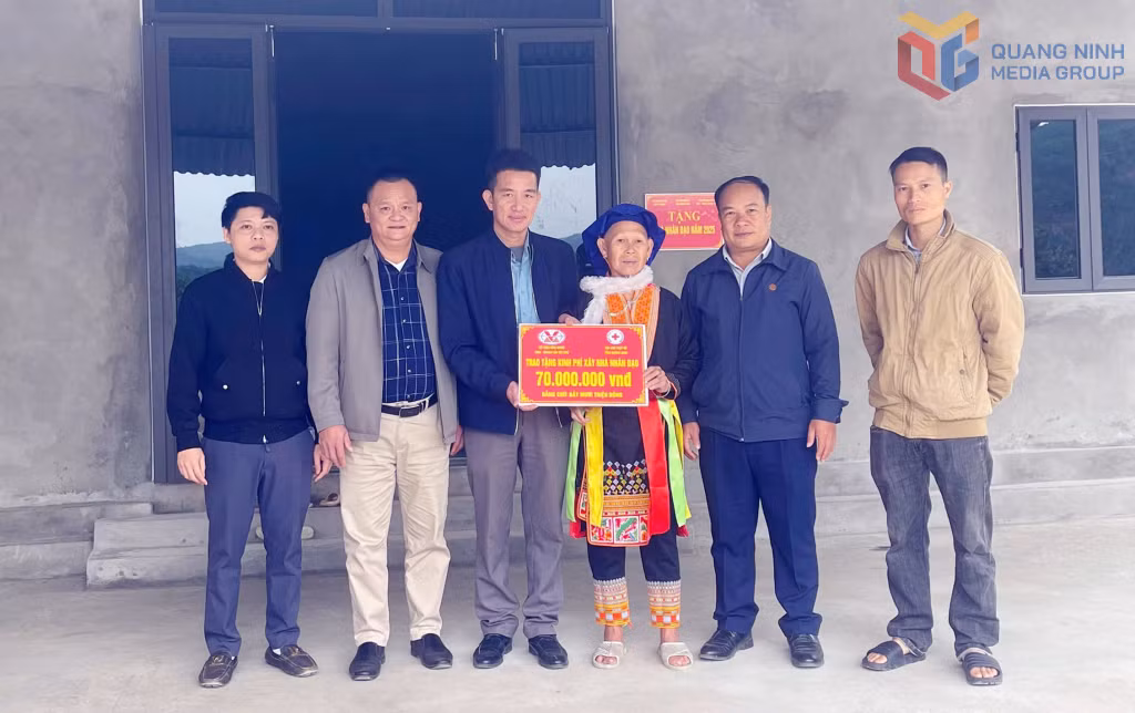 Đại diện ngành, đoàn thể, chính quyền xã Kỳ Thượng bàn giao 70 triệu đồng của Tập đoàn Công nghiệp Than - Khoáng sản Việt Nam hỗ trợ cho hộ bà Triệu Thị Ba thôn Khe Lương, xã Kỳ Thượng.