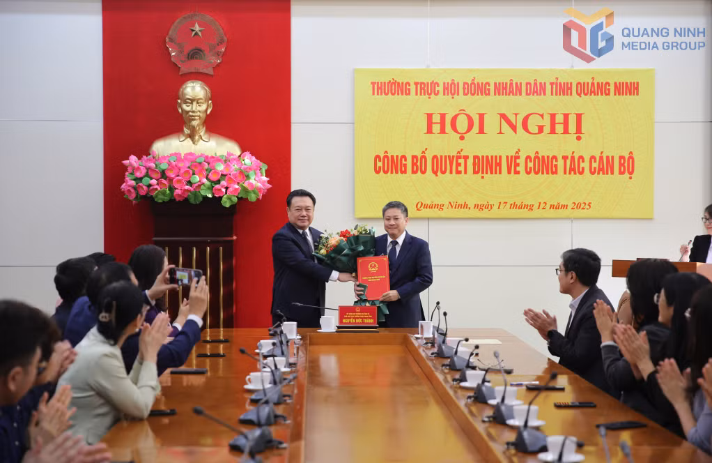 ồng chí Nguyễn Đức Thành, Phó Chủ tịch Thường trực HĐND tỉnh đã trao quyết định tiếp nhận và bổ nhiệm có thời hạn đồng chí Ngô Quang Hưng, Chánh Văn phòng UBND tỉnh giữ chức vụ Chánh Văn phòng Đoàn đại biểu Quốc hội (ĐBQH) và HĐND tỉnh Quảng Ninh.